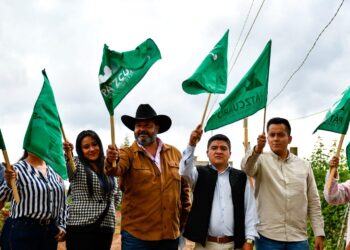 Inició el alcalde Julio Arreola obras de pavimento en calle Héroes de Nacozari