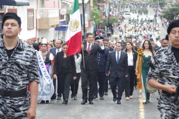 Más de 4 mil personas en el desfile de Uruapan por aniversario independencia