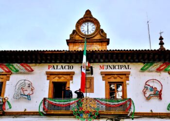 Reloj de Palacio Municipal de Pátzcuaro, emblema estatal, recibe mantenimiento
