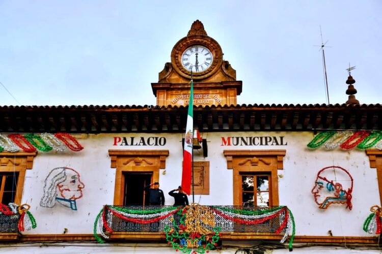 Reloj de Palacio Municipal de Pátzcuaro, emblema estatal, recibe mantenimiento