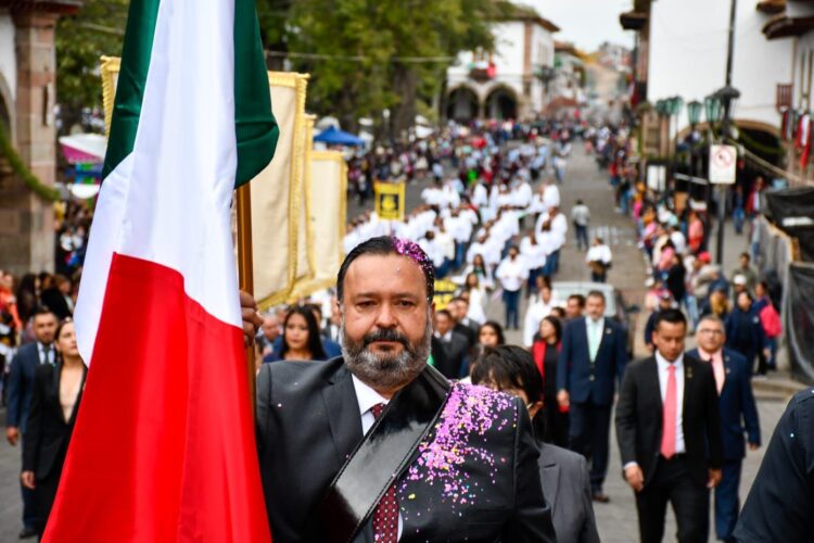 Encabeza Julio A. Arreola en Pátzcuaro desfile por aniversario de Independencia