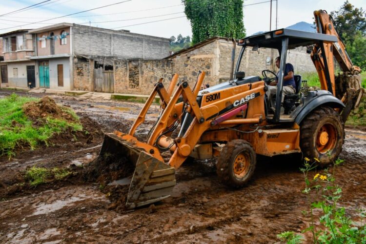 Otorga Julio Arreola atención inmediata a Cuanajo; Ya rehabilita acceso principal