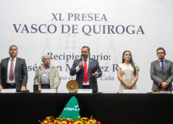 Entrega Pátzcuaro la Presea Vasco de Quiroga al artesano Juan Martínez Reyes