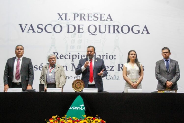 Entrega Pátzcuaro la Presea Vasco de Quiroga al artesano Juan Martínez Reyes
