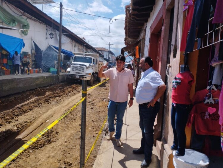 Avanzan trabajos para pavimentar calle Libertad en Pátzcuaro: Edil Julio Arreola
