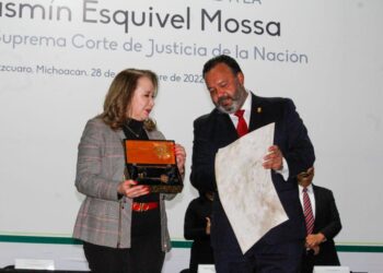 Entrega Julio Arreola las llaves de la ciudad a la ministra Yasmín Esquivel M.