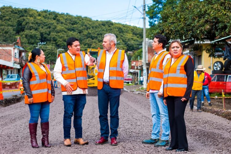 Supervisa R. Bedolla obra de pavimento en Nuevo San Juan Parangaricutiro