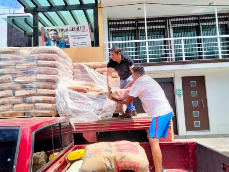 Paco Cedillo beneficia a 50 familias de Uruapan con entrega cemento y mortero
