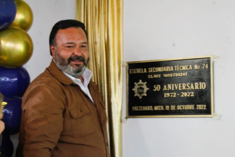 Celebra Ayuntamiento de Pátzcuaro 50 aniversario de la Secundaria Técnica 24