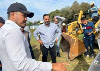 Arranca Julio Arreola desazolve de los drenes en comunidades de Pátzcuaro