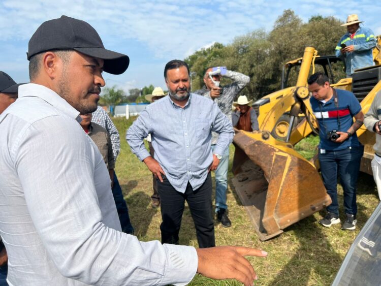 Arranca Julio Arreola desazolve de los drenes en comunidades de Pátzcuaro