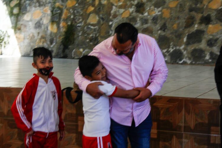 Julio Arreola atiende pronto necesidades de la escuela Presidente López Mateos