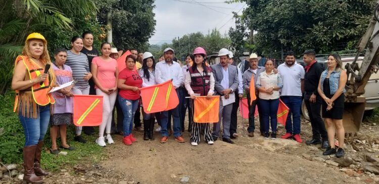 Pone en marcha Itzel Gaona obras para drenaje y pavimentación en Ziracuaretiro