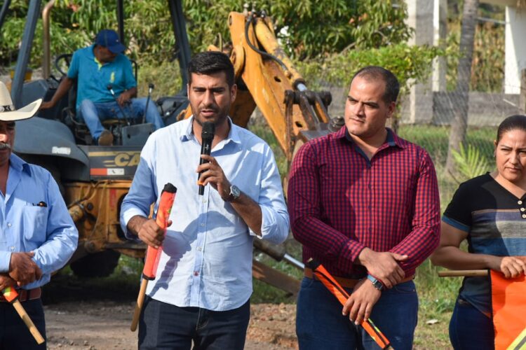 Taretan mejora infraestructura de sus localidades por igual: Poncho Chávez