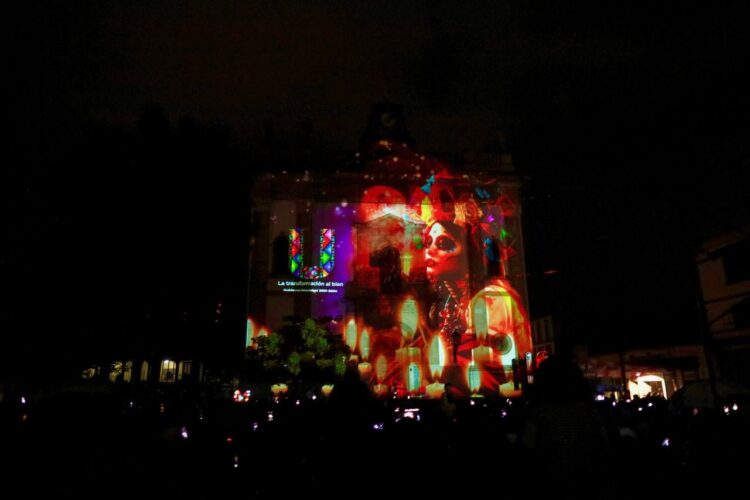 Miles de vecinos y visitantes disfrutaron 3er día del Festival de Velas en Uruapan