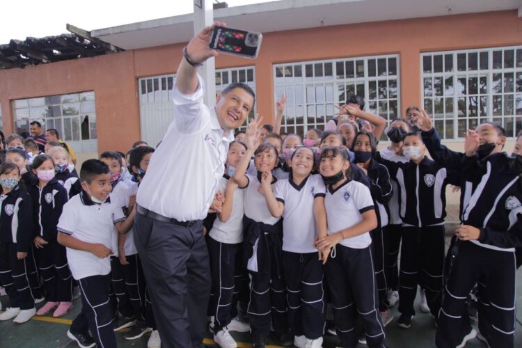 Entrega Nacho Campos trompetas a Banda de Guerra de Tierra y Libertad