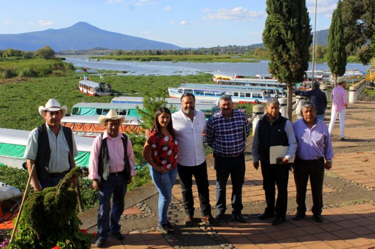 Firman convenio Municipio de Pátzcuaro y Compesca para retiro de lirio del Lago