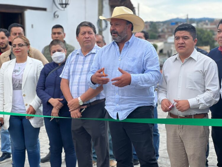 Inaugura Julio Arreola obras que exigían vecinos de calles Serrato y Efrén Talavera