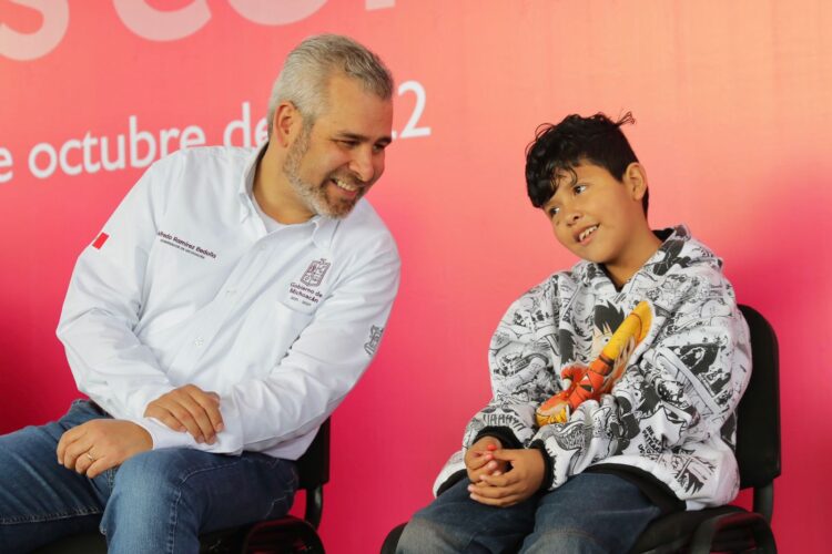 Entrega Bedolla apoyos económicos a familias cuidadoras de niños con cáncer