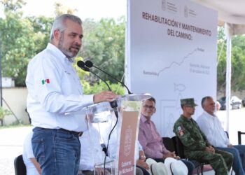 Arranca Ramírez Bedolla rehabilitación de tramos carreteros en Tierra Caliente