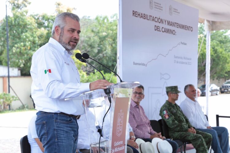 Arranca Ramírez Bedolla rehabilitación de tramos carreteros en Tierra Caliente