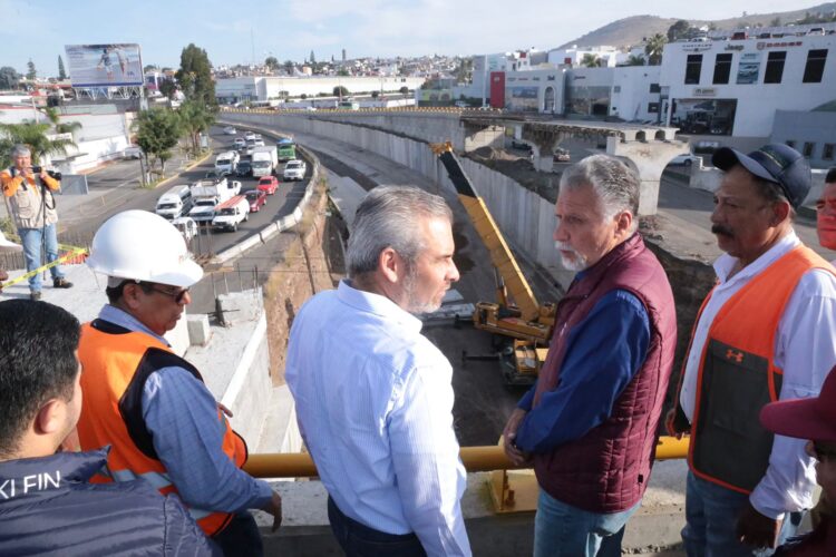 Apertura Gobernador puente elevado del distribuidor vial para salida Mil Cumbres