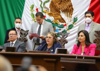 Diputados inscriben con oro a María del Refugio García Martínez: Julieta García