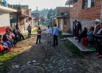 Promete apoyo el edil Julio Arreola para pavimentar calle Jiquilpan en Pátzcuaro