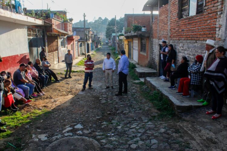 Promete apoyo el edil Julio Arreola para pavimentar calle Jiquilpan en Pátzcuaro