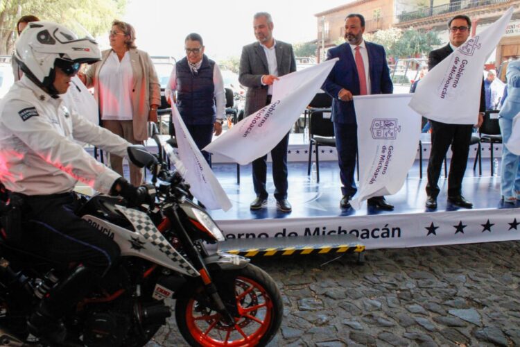 Entregaron las autoridades en Pátzcuaro equipamiento del Fortapaz a municipios