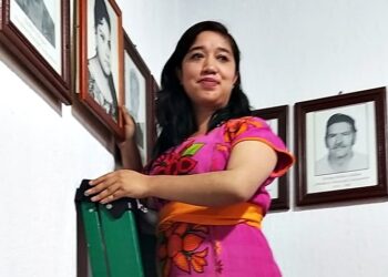 Colocan en Ziracuaretiro foto de primera alcaldesa del municipio en sala cabildo