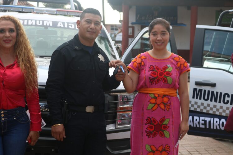 Entrega alcaldesa Itzel Gaona Bedolla dos patrullas del Fortapaz a policías
