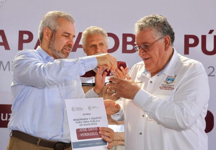 Entrega Ramírez Bedolla maquinaria pesada a cuatro municipios del Bajío