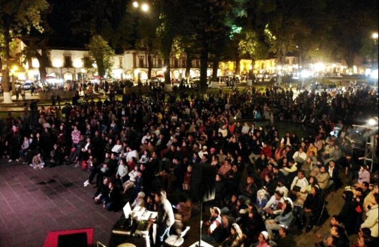 Histórica llegada de turistas a Pátzcuaro