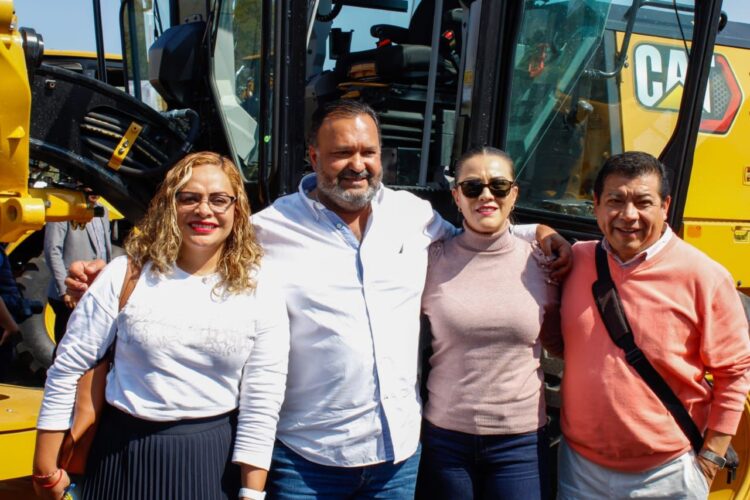 Gestiona Julio Arreola maquinaria para mejorar canales y vías de comunicación