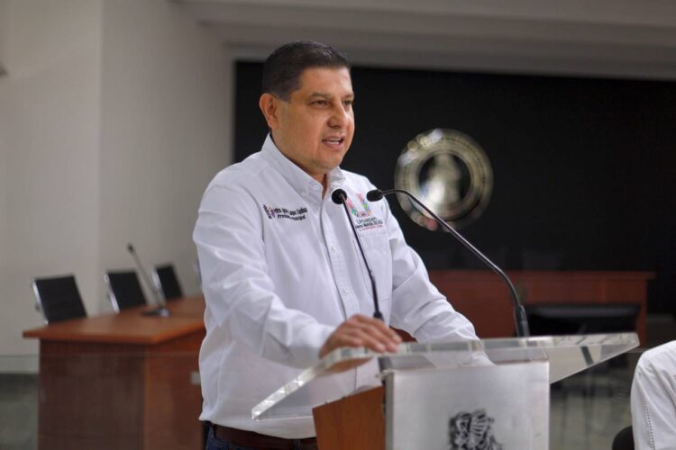 Premia Nacho Campos a los ganadores del concurso de Altares Monumentales