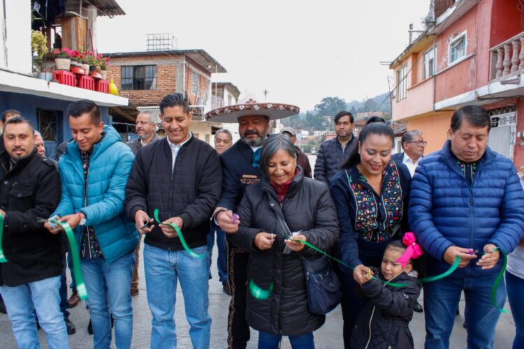Inaugura edil Julio Arreola en Pátzcuaro la pavimentación de la Avenida Zamora
