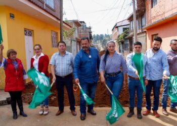 Inicia Julio Arreola rehabilitación de red de agua y drenaje en la calle Jiquilpan