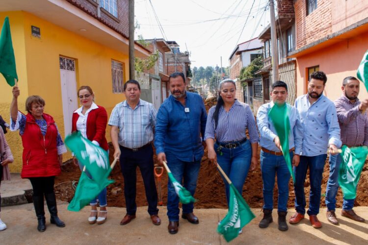 Inicia Julio Arreola rehabilitación de red de agua y drenaje en la calle Jiquilpan