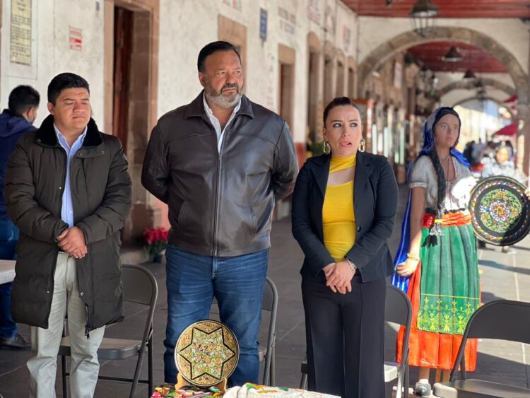 Inaugura edil Julio Arreola Concurso de Laca Perfilada 23 ½ kilates en Pátzcuaro