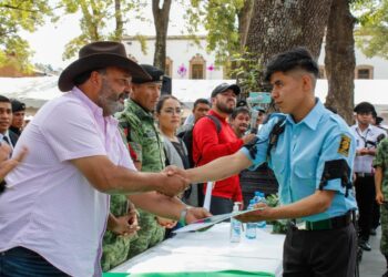 Julio Arreola premia a ganadores del Primer Abierto para Bandas de Guerra