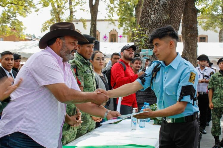 Julio Arreola premia a ganadores del Primer Abierto para Bandas de Guerra