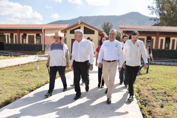 Bedolla y AMLO inauguran Universidad para el Bienestar en Pajacuarán