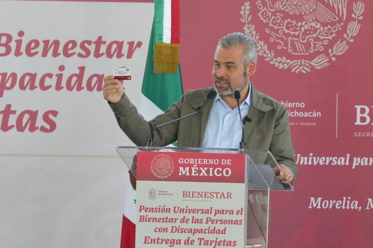 Bedolla y Gobierno de México entregaron tarjetas de pensión para discapacitados