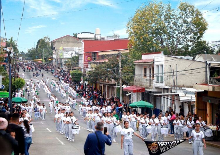 Participaron 13 mil 500 personas en el desfile del 20 de noviembre en Uruapan