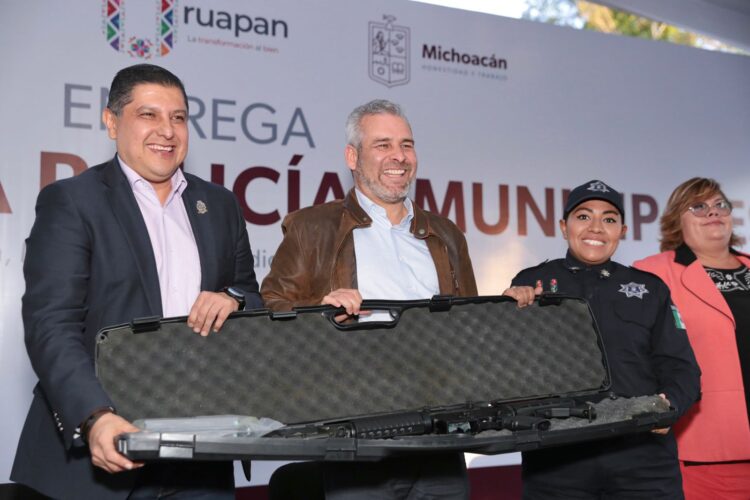 Entrega Ramírez Bedolla armamento para policías municipales de Uruapan