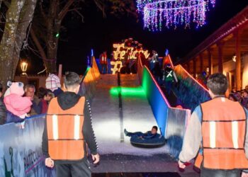 Inaugura el alcalde Julio Arreola una pista de hielo y tobogán en Pátzcuaro