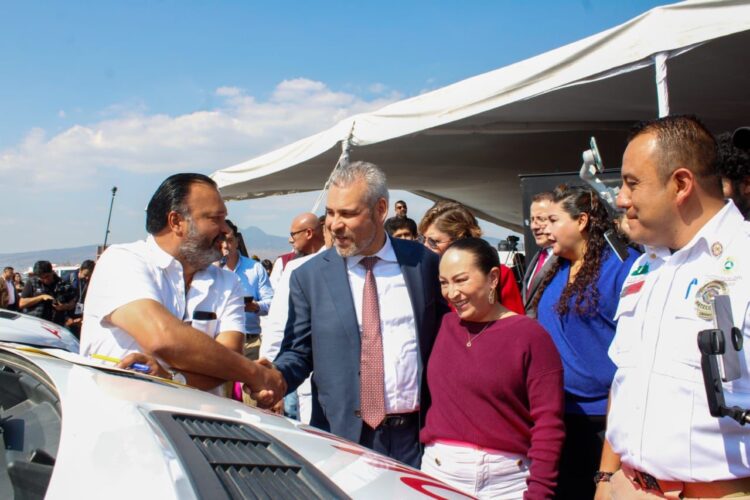 Recibe Julio Arreola de Ramírez Bedolla ambulancia de urgencias para Pátzcuaro