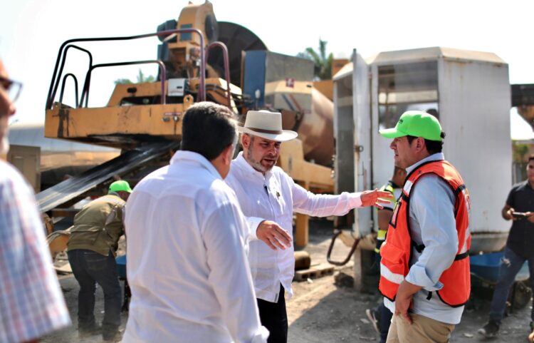 Supervisa Ramírez Bedolla los avances de obras carreteras en Tierra Caliente
