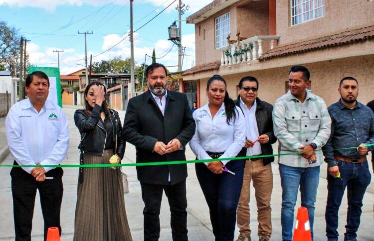 Inaugura Julio Arreola pavimentación y agua potable en Santa Ana Chapitiro